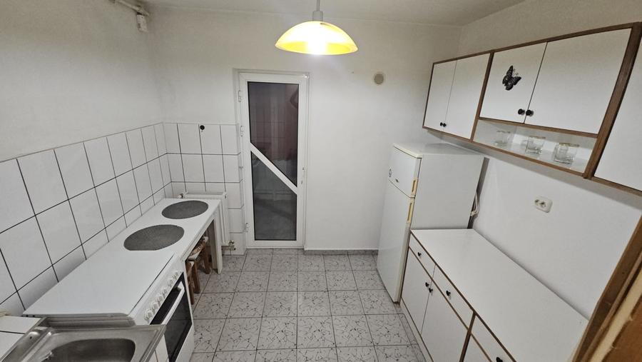 Apartament cu 3 camere semidecomandat în Far