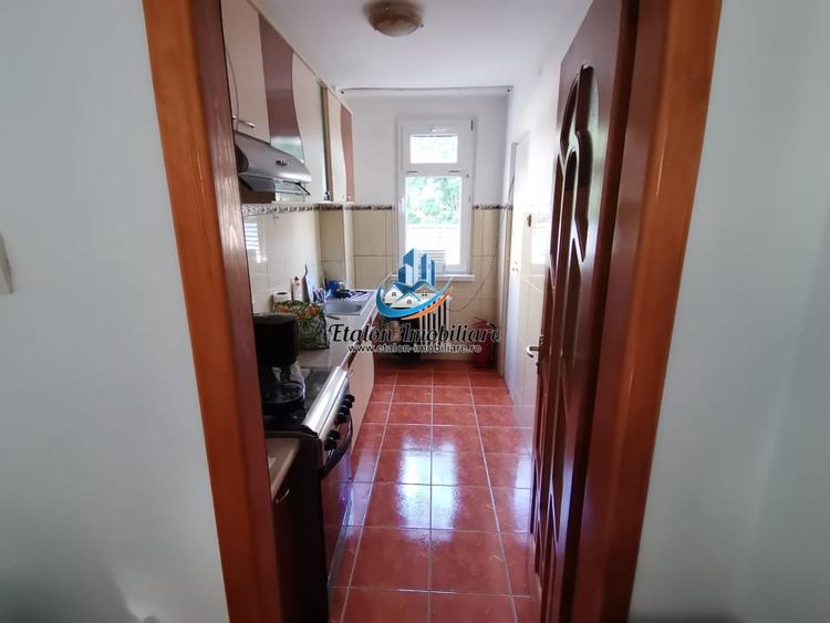 Apartament cu 3 camere decomandat în Periferie