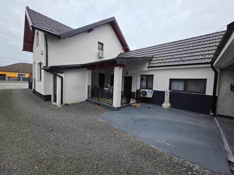 Casă cu 4 camere cu Teren 800 Mp în Botiz