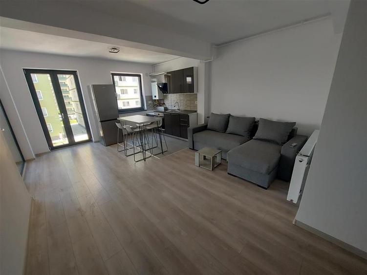 Apartament cu 2 camere semidecomandat, mobilat în Tractorul