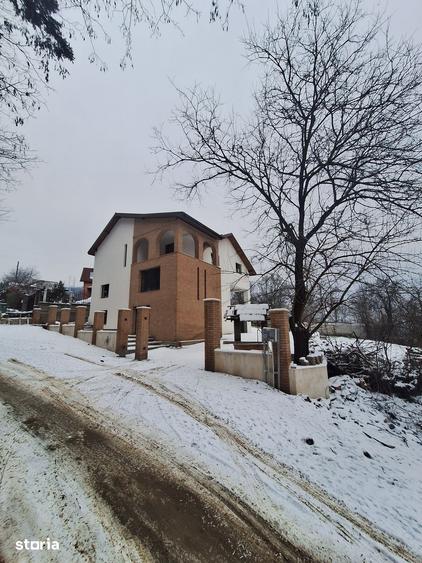 Casă cu 8 camere cu Teren 1000 Mp în Bujoreni