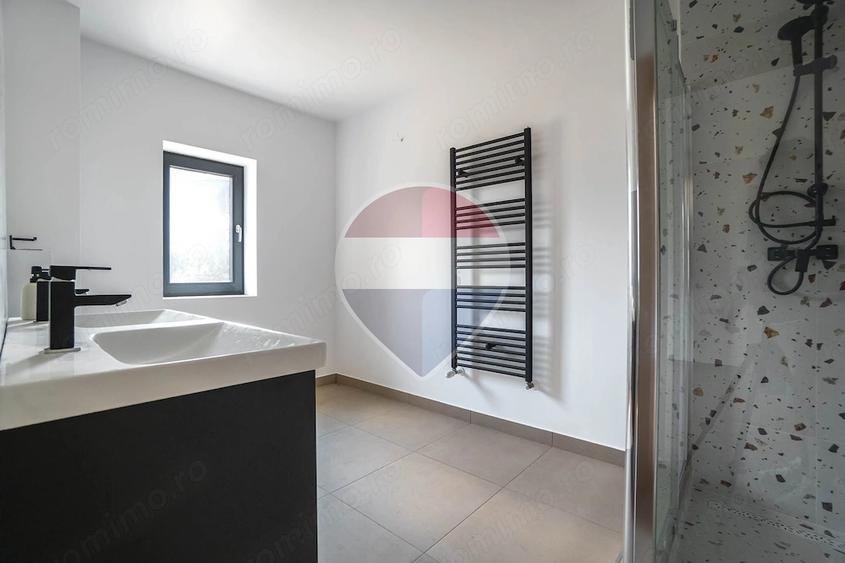 Casă cu 9 camere cu Teren 450 Mp în Cristian
