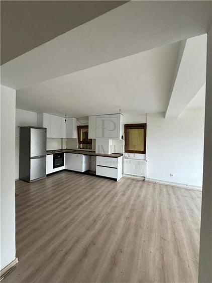 Apartament cu 3 camere semidecomandat în Giroc