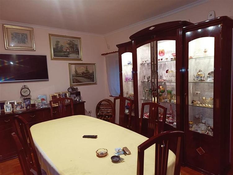 Casă individuală cu 5 camere cu Canalizare în Hurez