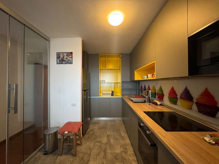 Apartament cu 3 camere decomandat în Jiului