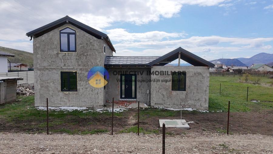 Casă individuală cu 4 camere cu Teren 789 Mp în Vest