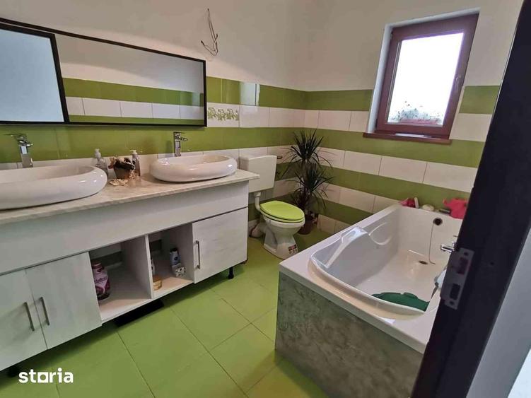 Casă cu 5 camere cu Teren 300 Mp în Cristian