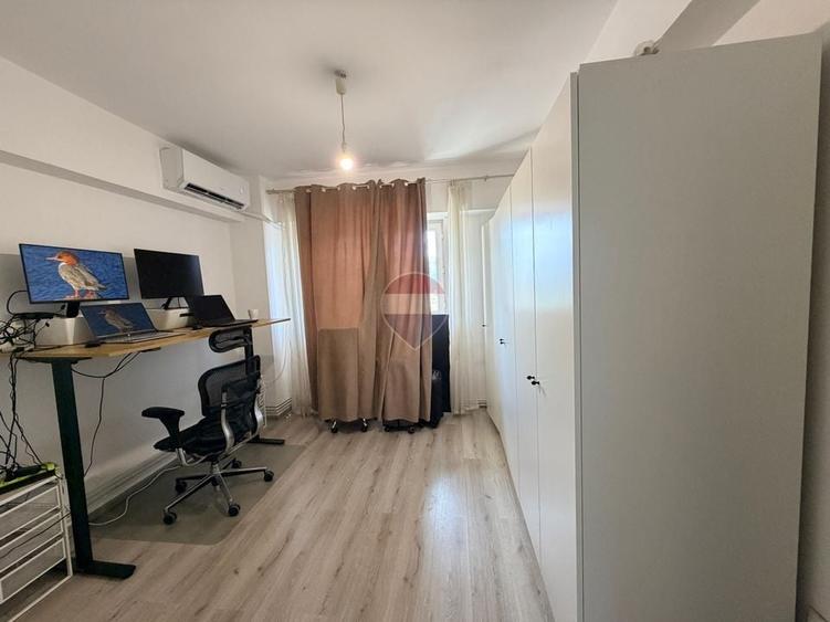 Apartament cu 3 camere decomandat, mobilat în Central