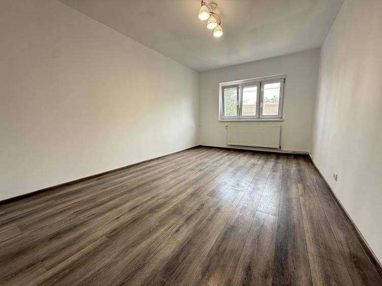 Apartament cu 3 camere decomandat, mobilat în Lipovei