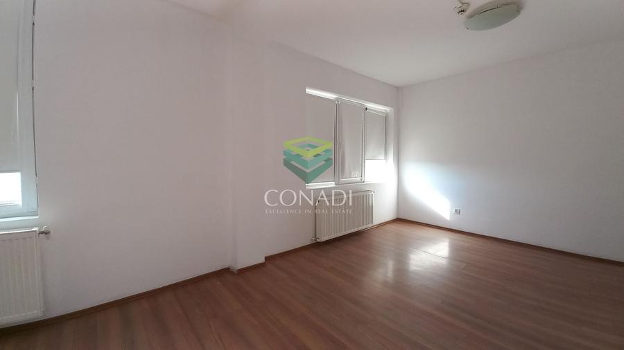 Casă individuală cu 10 camere cu Canalizare în Băneasa
