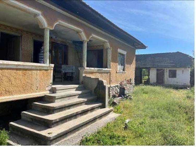 Casă cu 3 camere cu Teren 6862 Mp în Stroiești