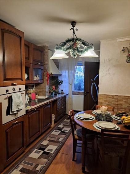 Apartament cu 3 camere semidecomandat în Craiovița Nouă