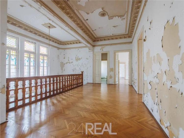 Casă cu 16 camere în Romană