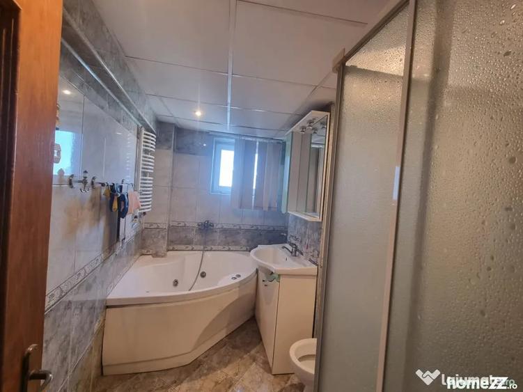 Apartament cu 3 camere decomandat în Republicii