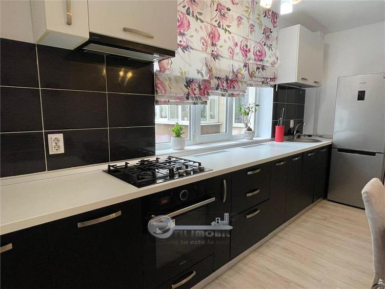 Apartament cu 3 camere semidecomandat în Valea Lupului