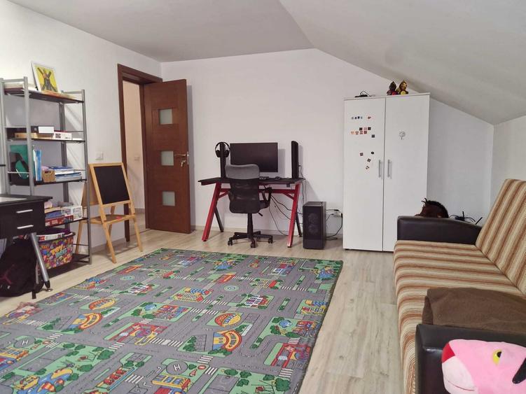 Casă cu 4 camere în Olteni