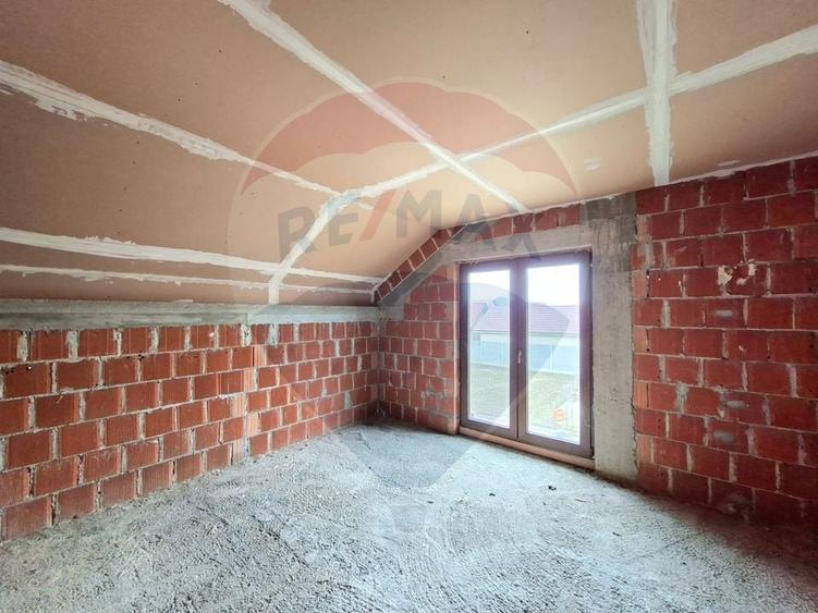 Casă cu 5 camere cu Teren 983 Mp în Vladimirescu