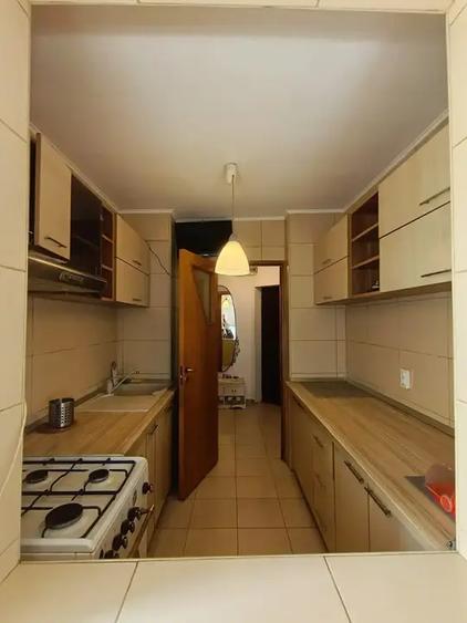 Apartament cu 3 camere decomandat, mobilat în Titan