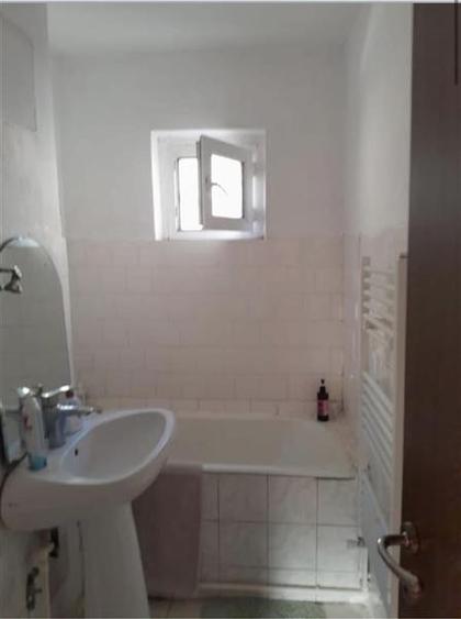 Apartament cu 3 camere semidecomandat, mobilat în Girocului