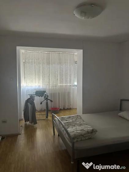Apartament cu 3 camere decomandat în Pandurilor