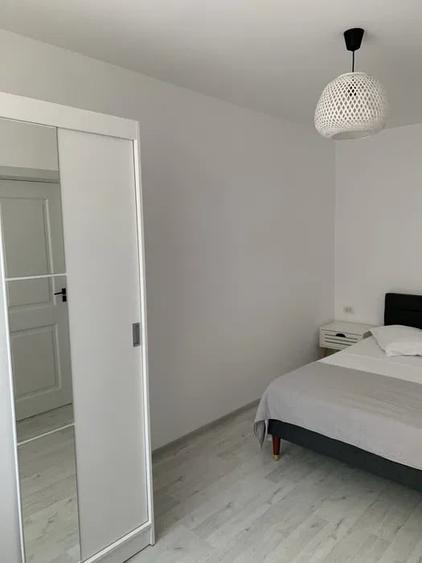 Apartament cu 3 camere semidecomandat, mobilat în Universitate