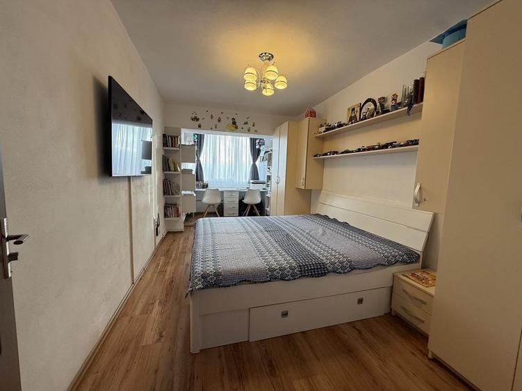 Apartament cu 3 camere decomandat în Turnișor