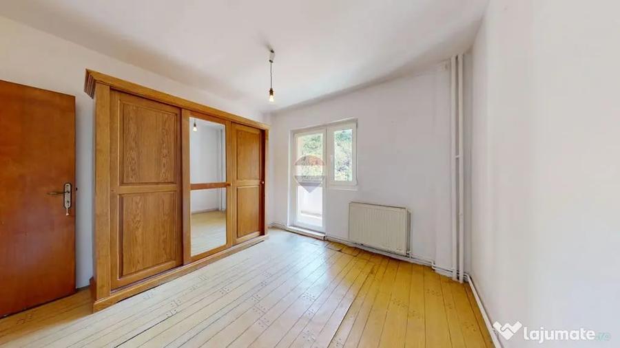 Apartament cu 4 camere decomandat în Răcădău