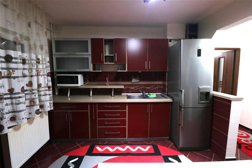 Apartament cu 3 camere semidecomandat, mobilat în Girocului