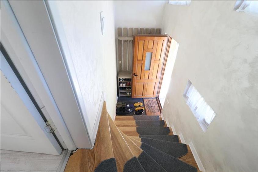 Apartament cu 3 camere decomandat, mobilat în Nicolina