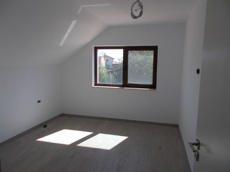 Casă individuală cu 5 camere cu Teren 570 Mp în Giarmata