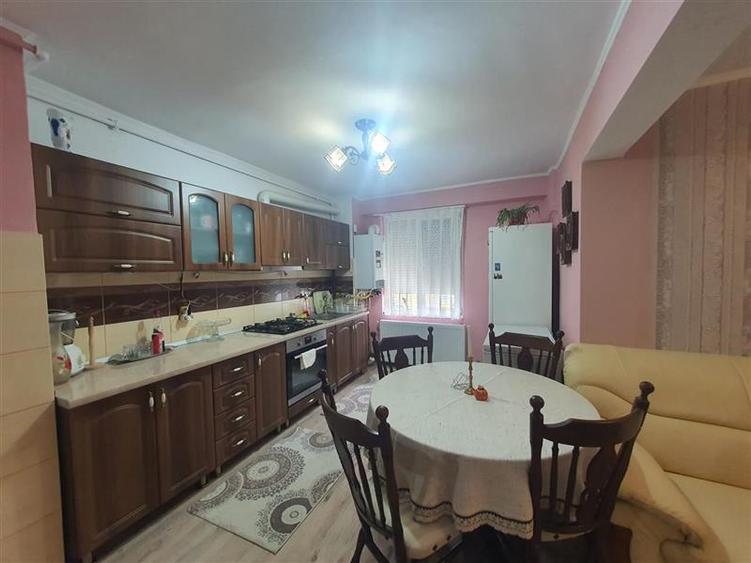 Apartament cu 2 camere decomandat, mobilat în Central