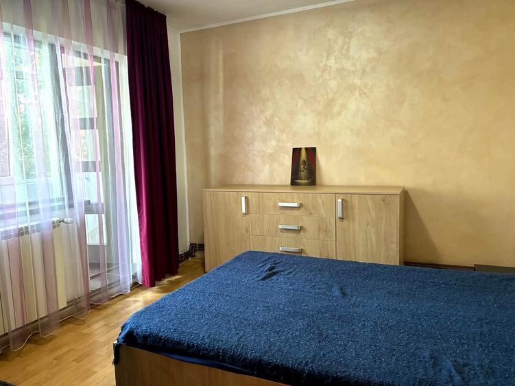 Apartament cu 3 camere semidecomandat, mobilat în Podu Roș