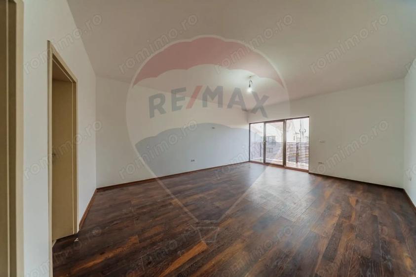 Casă cu 5 camere cu Teren 500 Mp în Vladimirescu
