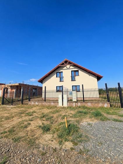 Duplex cu 4 camere cu Canalizare în Plopi