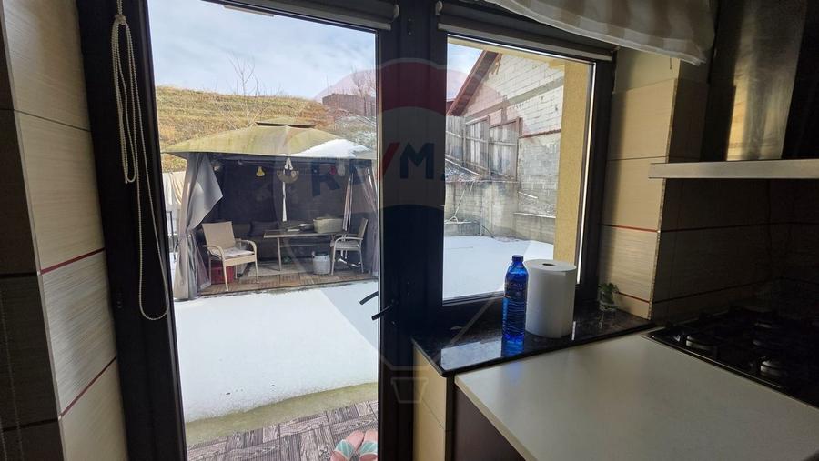 Casă individuală cu 7 camere cu Teren 1371 Mp în Nord-Est