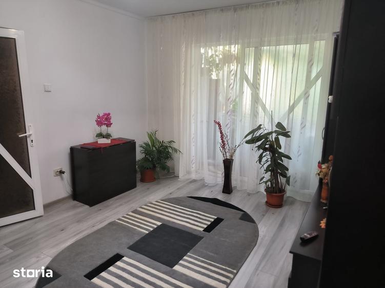 Apartament cu 3 camere semidecomandat în Vest