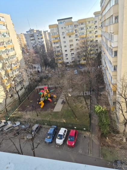 Apartament cu 3 camere semidecomandat în Bucur Obor