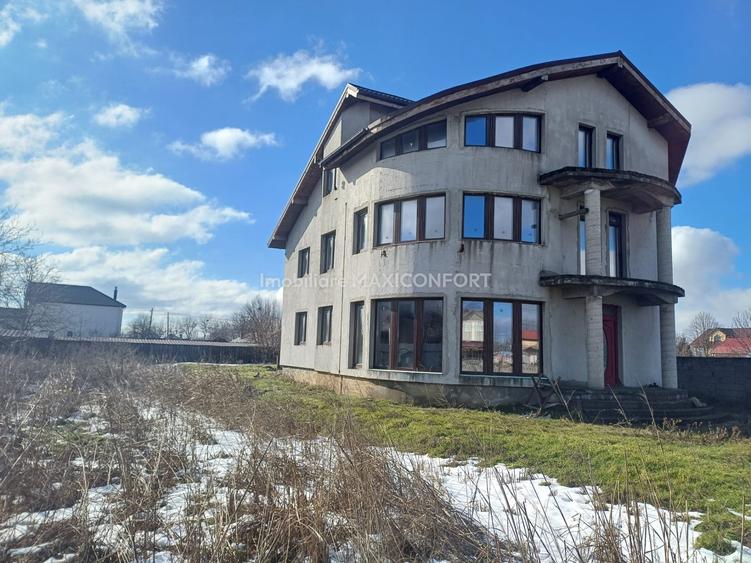Casă cu 12 camere cu Teren 720 Mp în Cazasu
