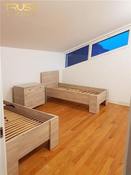Casă cu 9 camere cu Teren 650 Mp în Tăuți