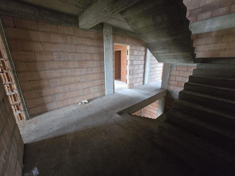 Apartament cu 2 camere semidecomandat în Moșnița Nouă
