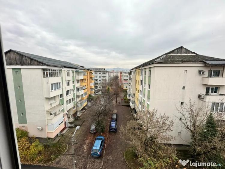 Apartament cu 4 camere decomandat, mobilat în Central