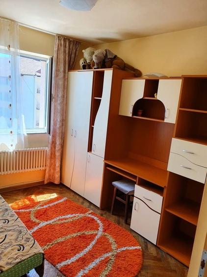 Apartament cu 3 camere decomandat în Cetate
