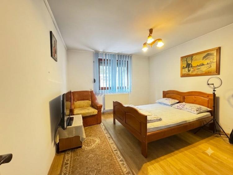 Casă individuală cu 9 camere cu Canalizare în Alecu Russo
