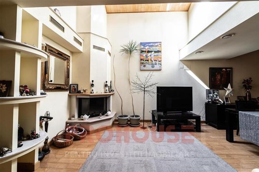 Casă individuală cu 10 camere cu Teren 550 Mp în Ultracentral