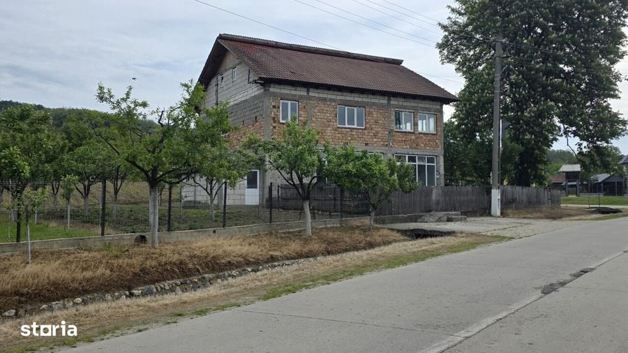 Casă cu 4 camere în Bistrița