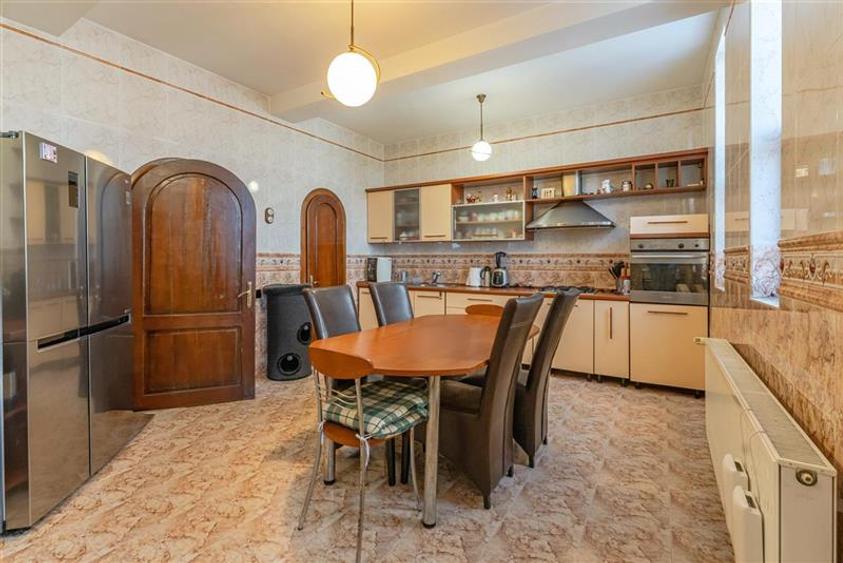 Casă individuală cu 8 camere cu Canalizare în Central