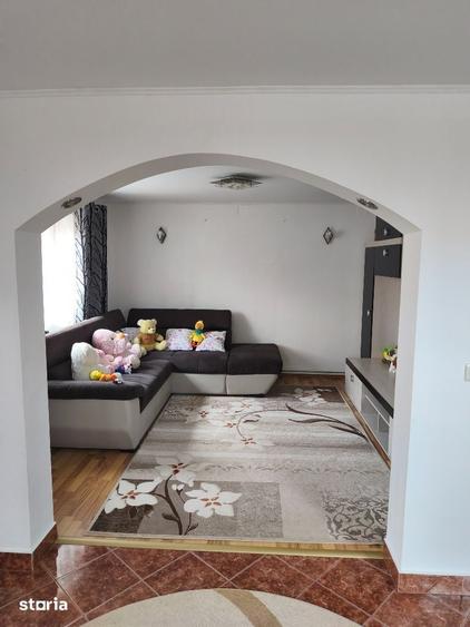Casă cu 5 camere cu Teren 145 Mp în Vlădesti