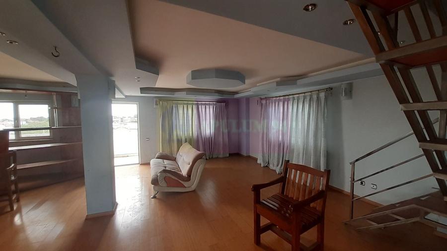 Casă individuală cu 7 camere cu Canalizare în Central