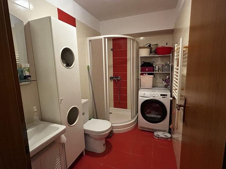 Apartament cu 3 camere decomandat în Ostratu