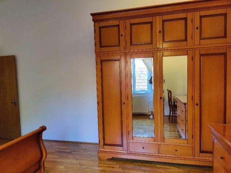 Apartament cu 3 camere semidecomandat, mobilat în Primăverii